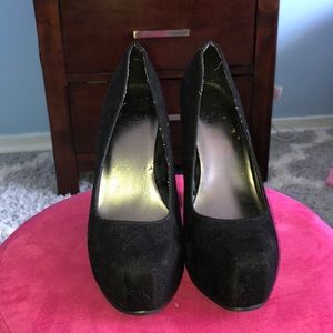 Black block heeled pumps.